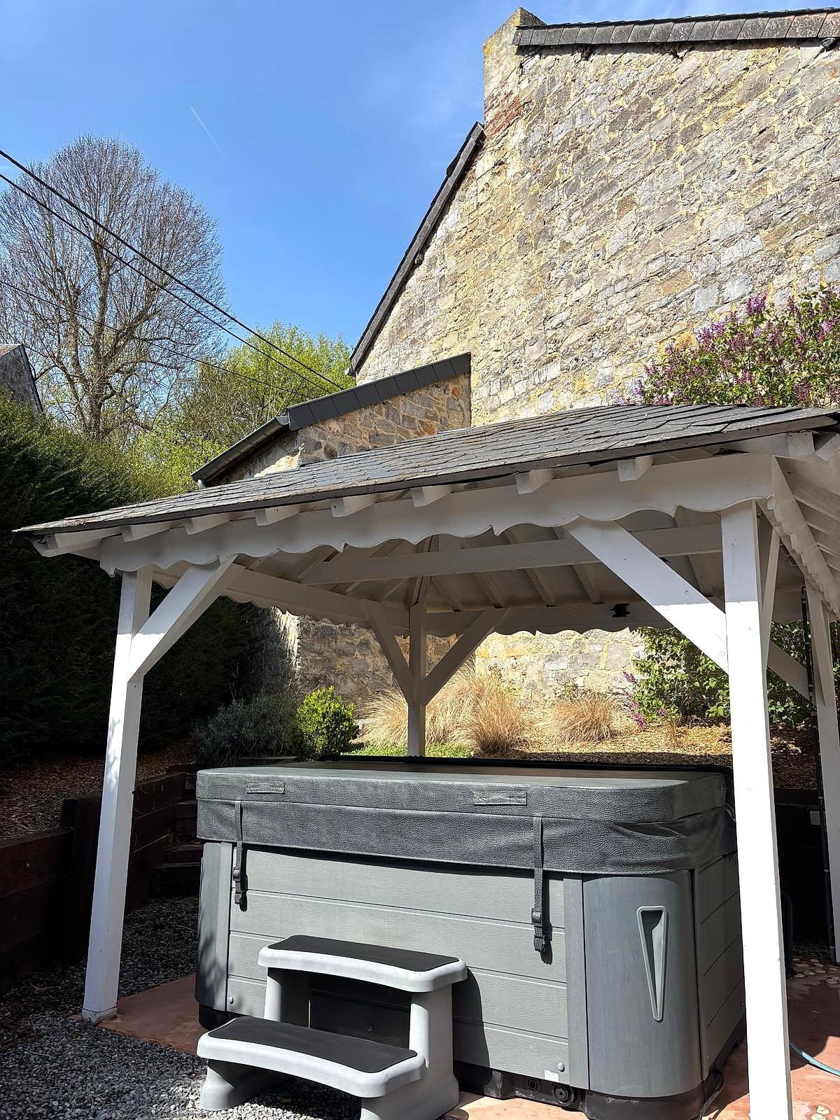 Jacuzzi et sa pergola couverte