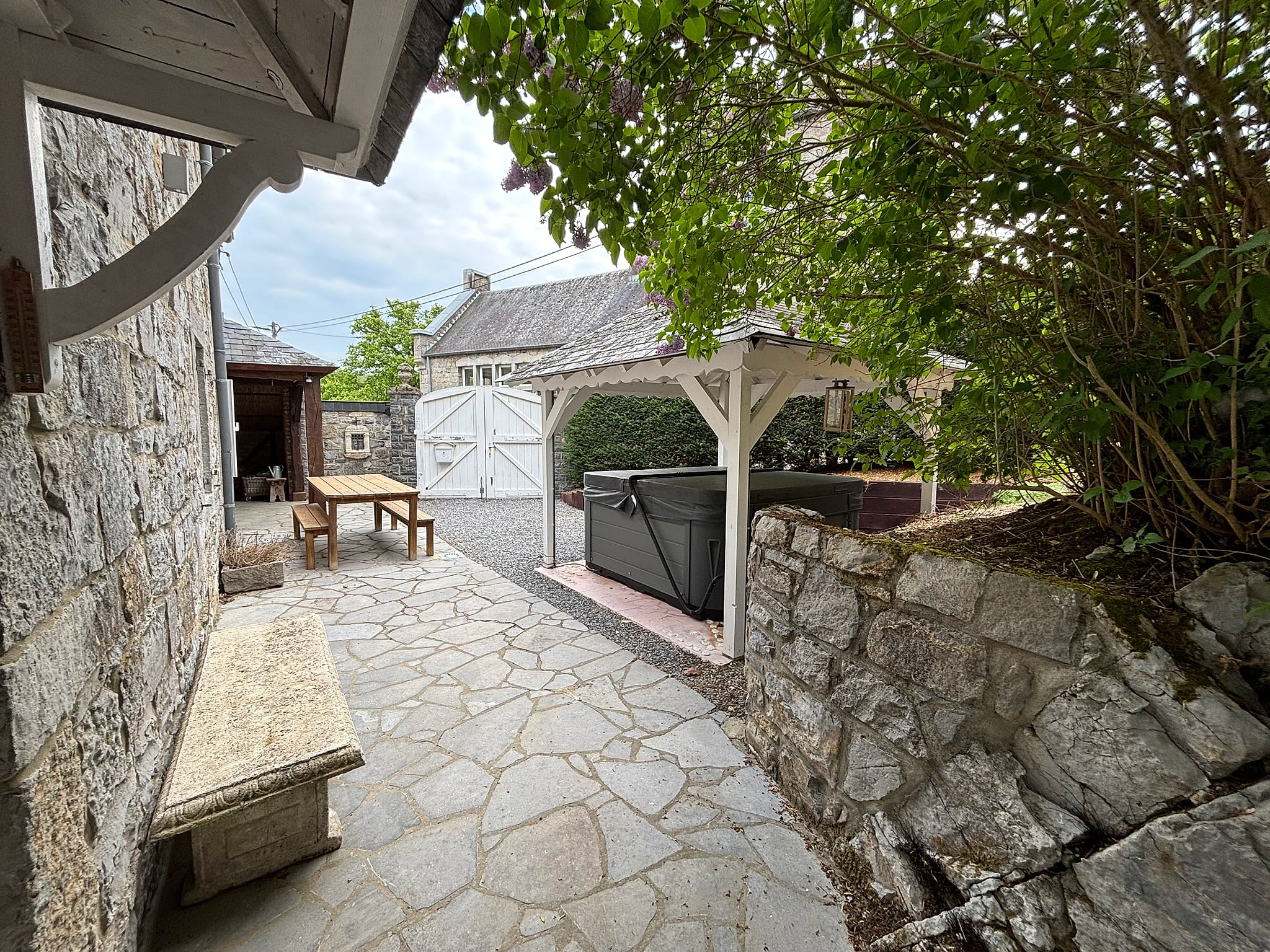 Dehors : jacuzzi, barbecue et grande table — 2