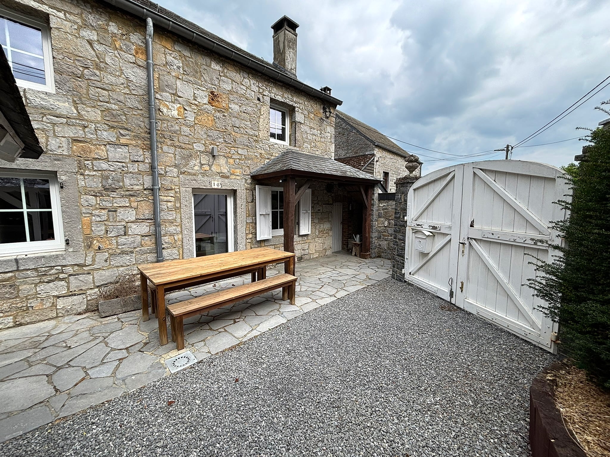 Dehors : jacuzzi, barbecue et grande table — 3